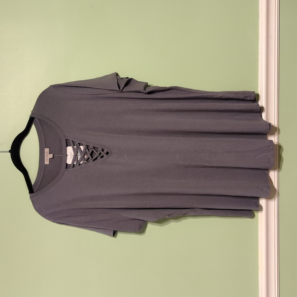 NEW Wonderly Plus-Size Short-Sleeve Gray V-Neck w/ Criss-Cross Silver Detailing
